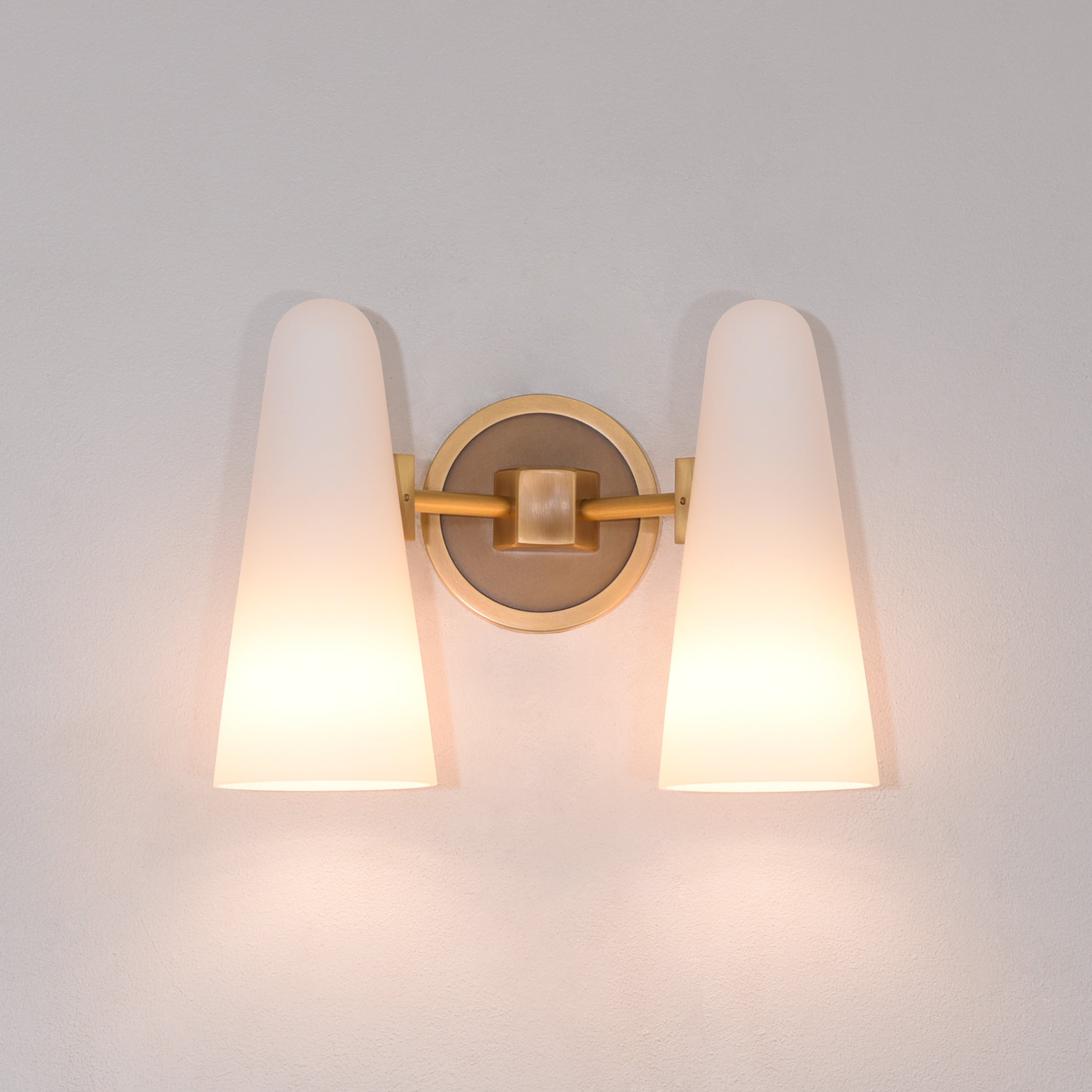 Garanvi Double Sconce Brass