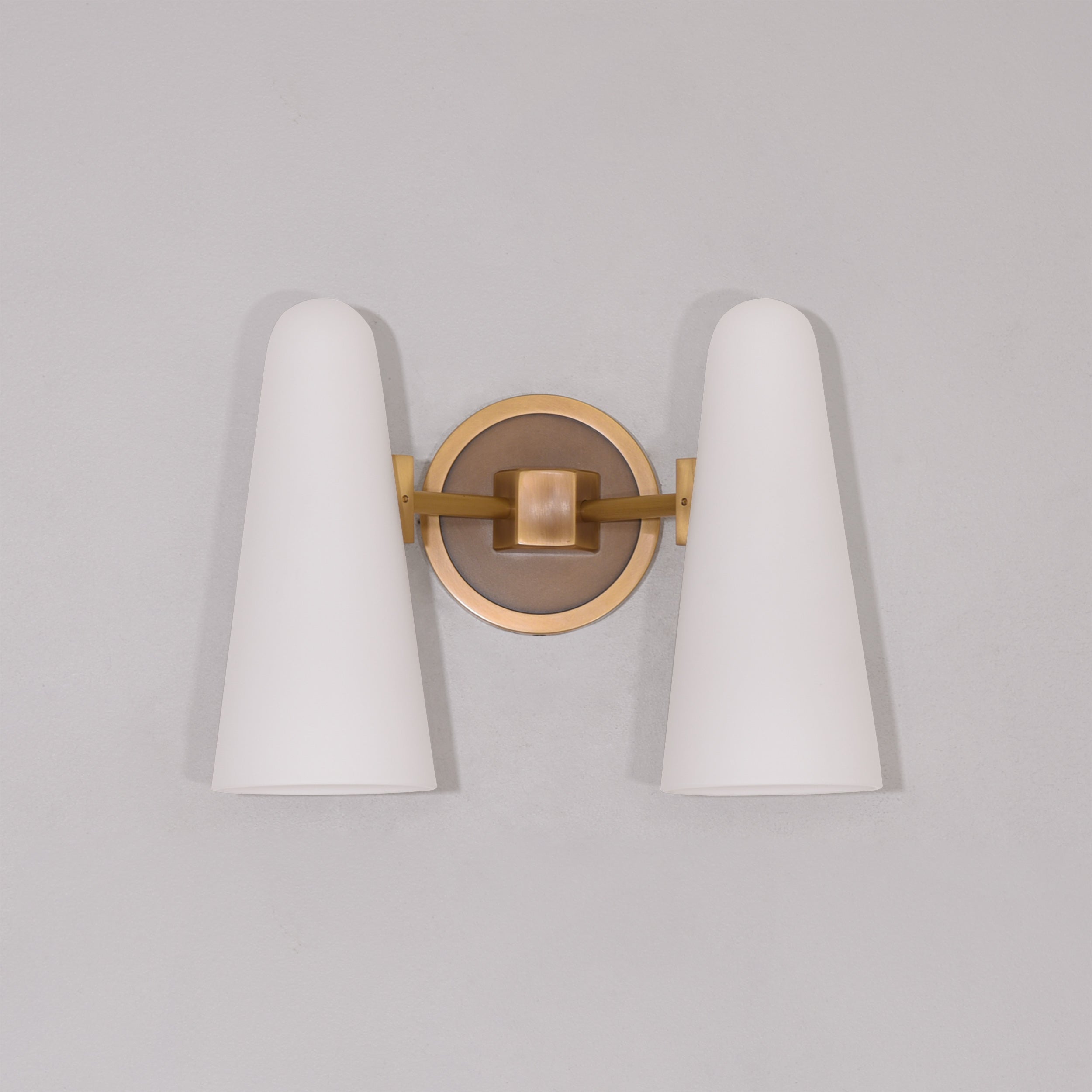 Garanvi Double Sconce Brass