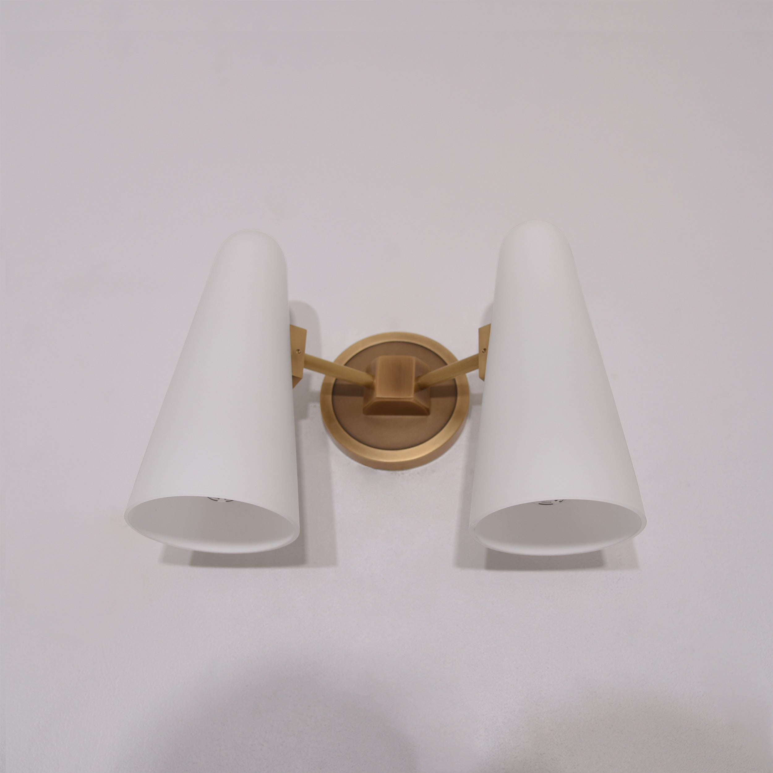 Garanvi Double Sconce Brass